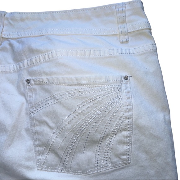 WHITE HOUSE BLACK MARKET "FEEL
BEAUTIFUL" Capris W/Stitching & Sequins SZ 16 - Picture 10 of 13